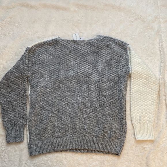 NWT Lety & Me gray and white sweater. Size M. - Picture 4 of 11